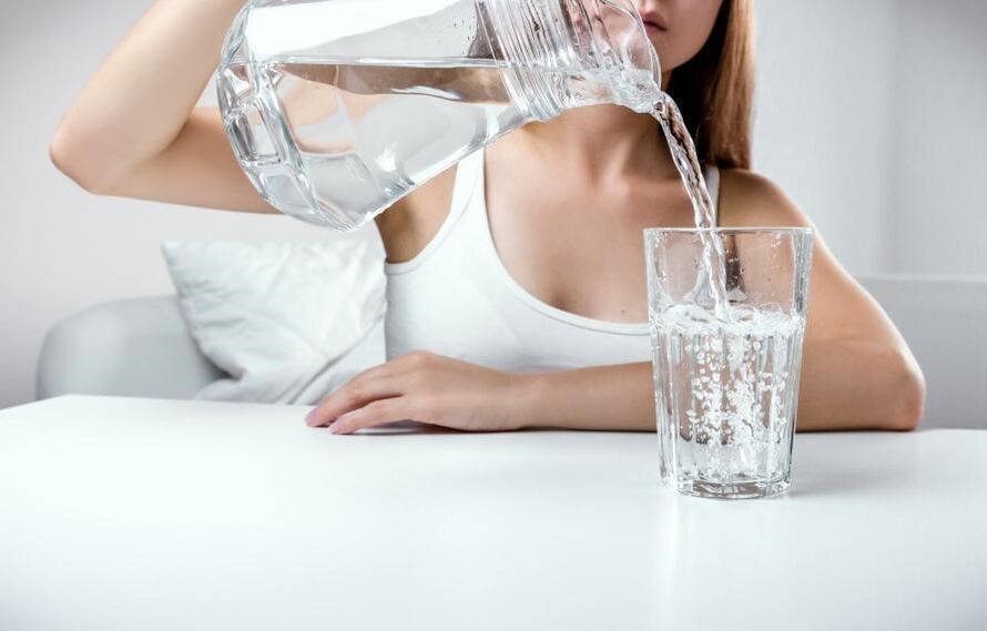 Une boisson abondante aide au traitement de la cystite